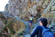 43 Si scende per poi risalire con catena di sicurezza..